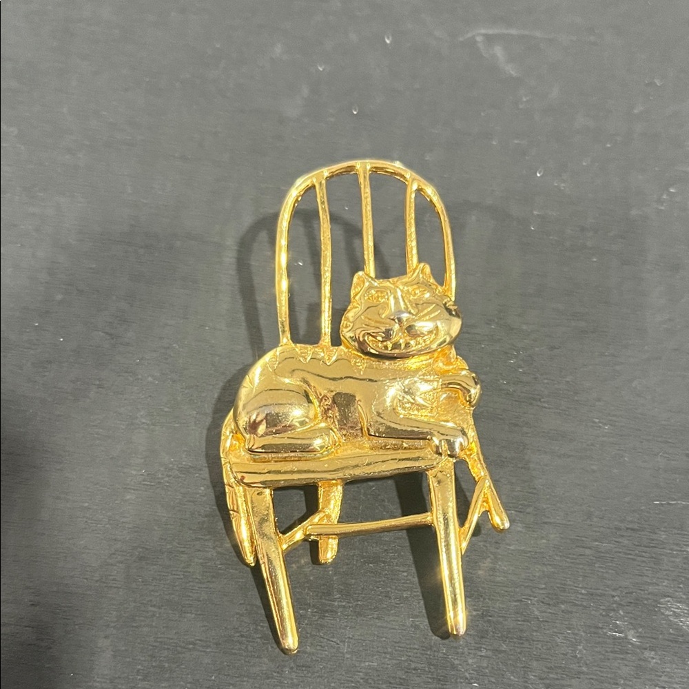 😁JJ JONETTE Smiling Cat on Chair Brooch Gold Tone Vintage
